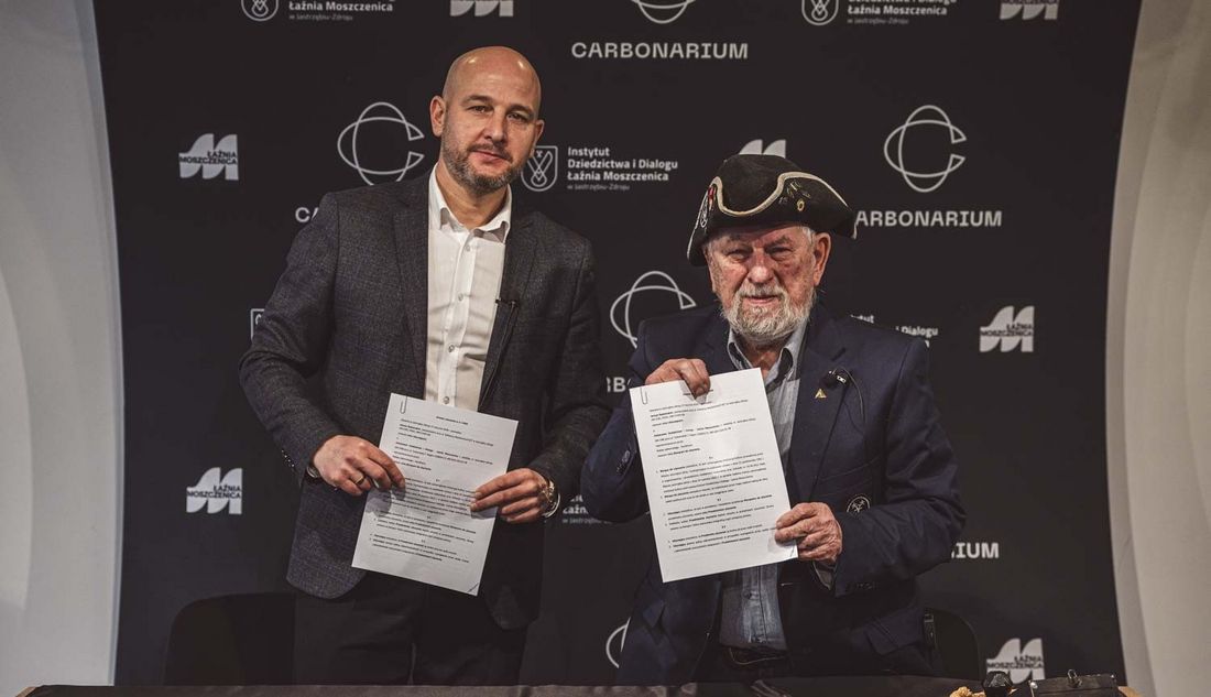 Dyrektor Rafał Jabłoński oraz kapitan Jerzy Radomski trzymaja podpisane dokumenty