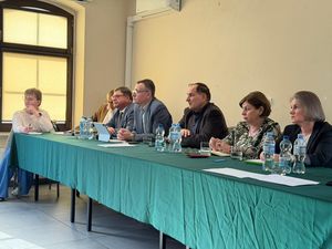 Przy stole prezydialnym siedzą przedstawiciele władz miasta i radnych oraz sołtys Dorota Ledwoń