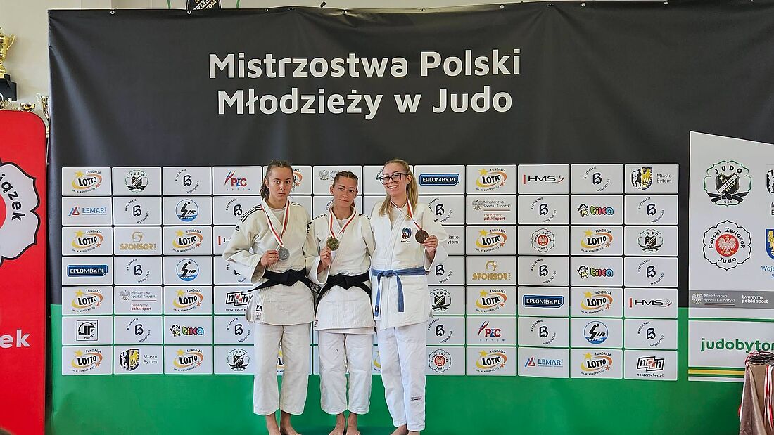 zawodniczki stoją na podium z medalami
