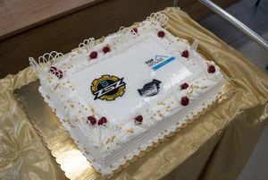 Tort okolicznościowy, z logo szkoły i Top House 1000.