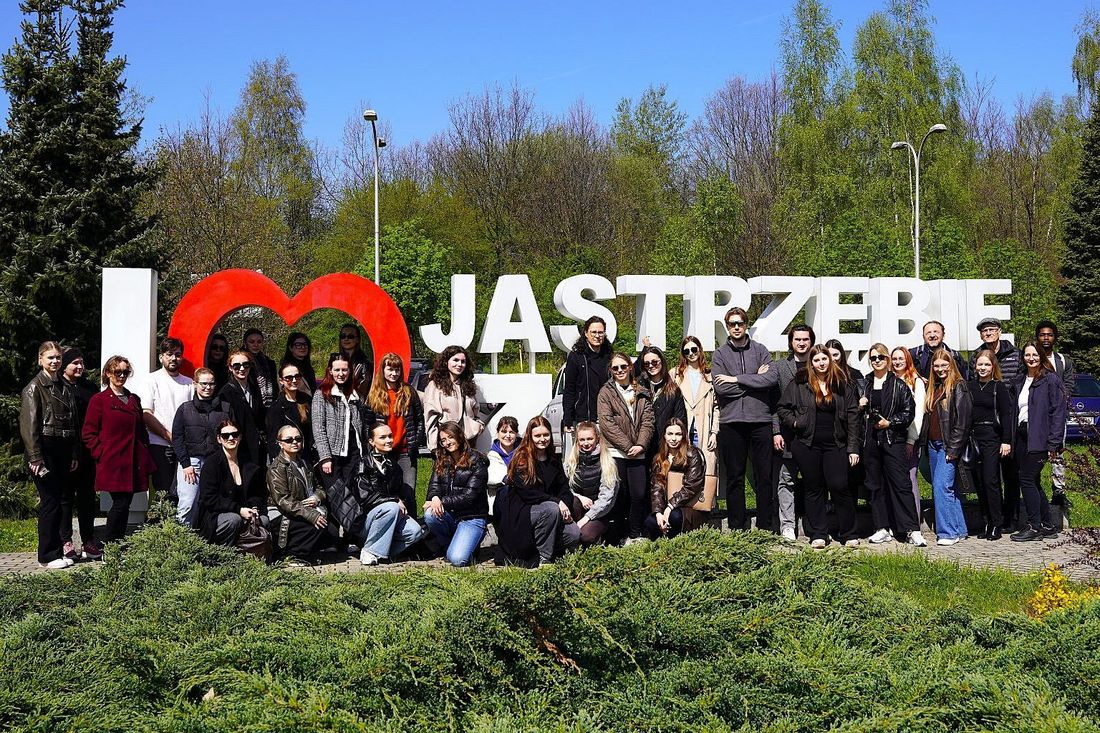 Studenci z Politechniki Śląskiej przy napisie J love Jastrzębie