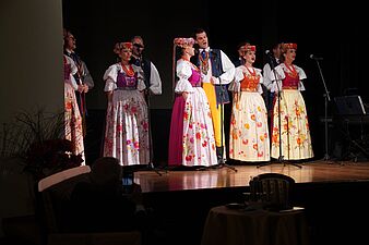 artyści Zespołu pieśni i Tańca Śląsk na scenie spiewaja