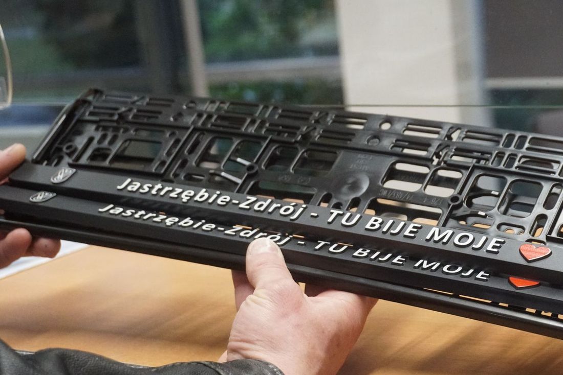 Zdjęcie przedstawia jastrzębskie ramki samochodowe. 