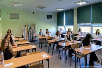 trzy rzędy ławek w kaŻdym po jednej osobie