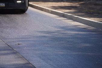 świezo położony asfalt na ulicy Cichej 
