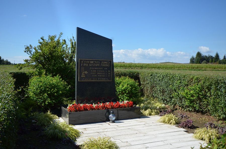 Tablica upamiętniająca miejsce śmierci Albina Stencla, Józefa Obracaja i Leona Woryna - żołnierzy Armii Krajowej, którzy zginęli z rąk gestapo 7 sierpnia 1943 roku