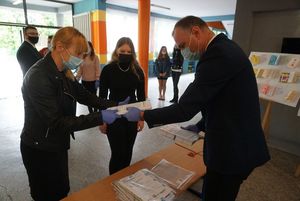 Nauczyciel sprawdza dane uczniów.