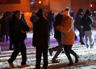 Grupa rozmawiających i uśmiechniętych ludzi