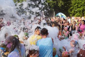 Dzieci w piana party.