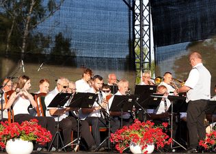 Orkiestra podczas wystepu i gry