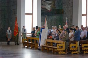 Zdjęcie przedstawia osoy biorące udział w ceremoni.