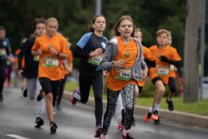 Zdjęcie przedstawia młodych zawodników.