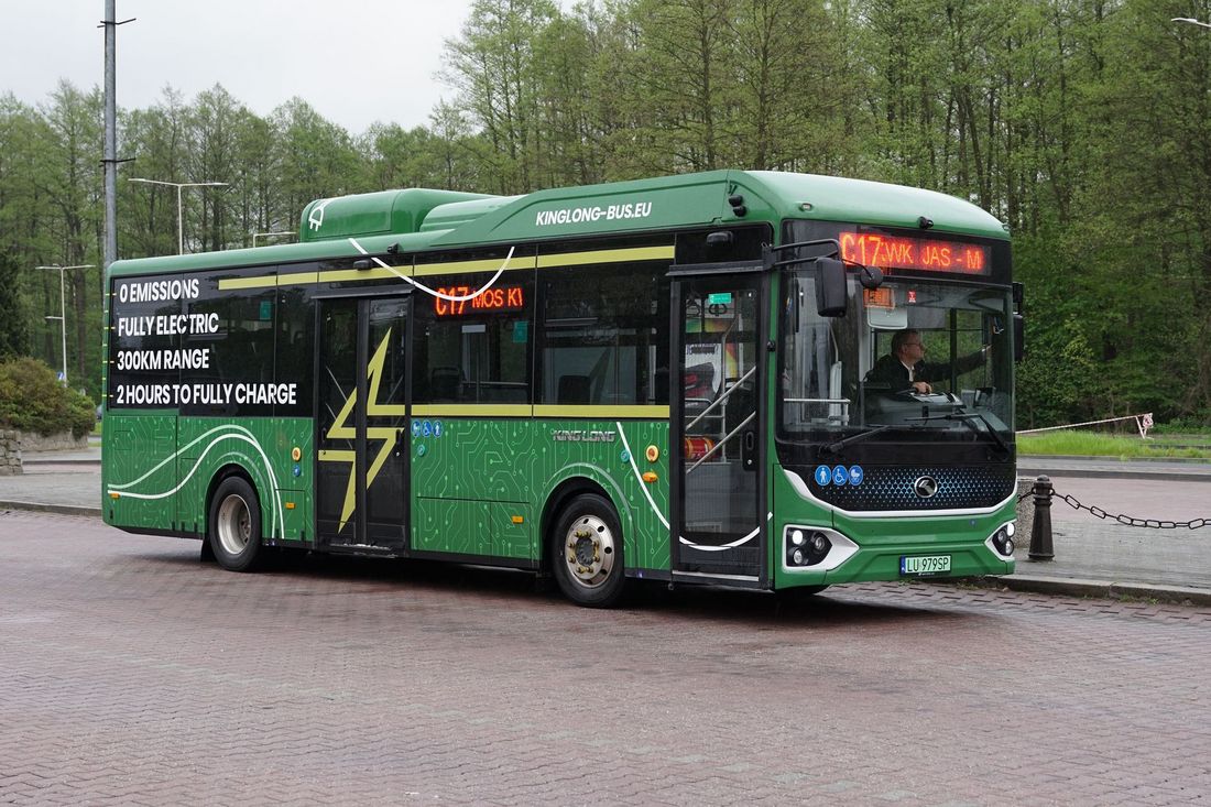 Zdjęcie przedstawia elektryczny autobus.