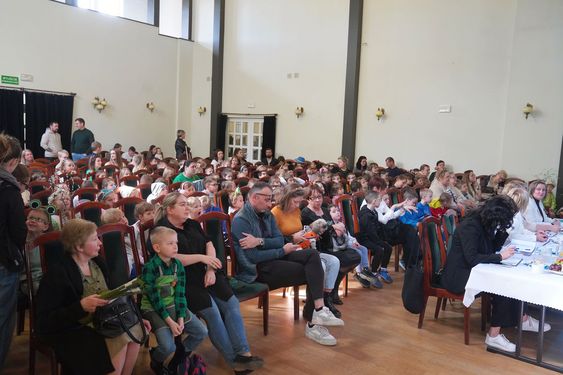 Publiczność siedząca na krzesłach