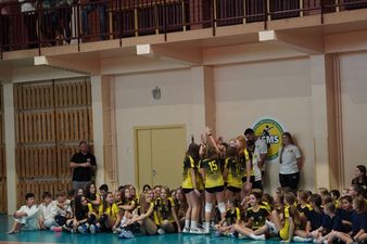 Okrzyk drużynowy, stojących w kole dziewczyn z siatkarskiej drużyny młodzieżowej ZSMS w żółto-czarnych strojach