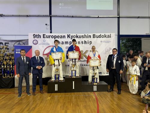 Zawodnicy na podium.