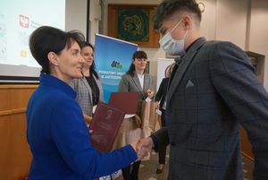 Prezydent Anna Hetman wręcza nagrody