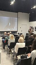 Jarosław Szczepański pokazuje fotografie