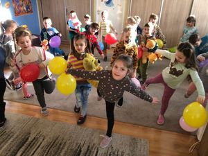 Dzieci w przebraniach z balonami