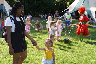 Dzieci bawiące się na trawie