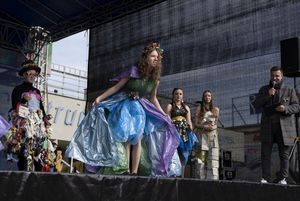 Młodzież w strojach z odpadów - pokaz mody.