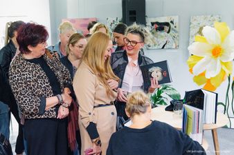 Sonia podpisuje autografyr