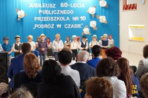 Zdjęcie przedstawia jubileusz 60-lecia przedszkola.