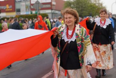 Mieszkańcy, niosący 600-metrową flagę