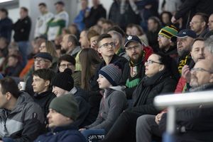 Kibice na trybunach Jastora.