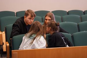 Zdjęcie przedstawia uczestników olimpiady. 