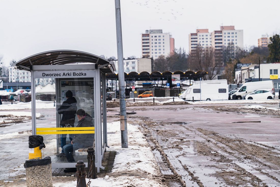 widok na wiate przystankowa na Dworcu Arki Bożka w tle widoczne targowisko i wieżowce