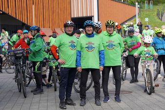 Trzech meżczyzn na tle uczestników rjdu