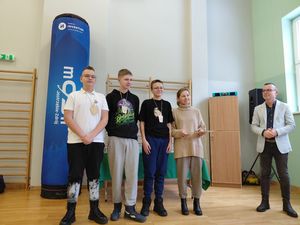 Trzech chłopców, uczestników turnieju czeka na odbiór nagród