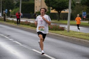 Zdjęcie przedstawia biegnącego uczestnika. 