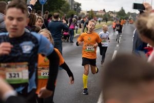 Zdjęcie przedstawia młodych zawodników.