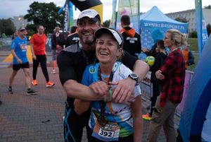 Zdjęcie przedstawia zawodników na mecie biegu głównego.