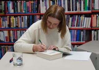 link zewnętrzny, otwarcie w nowej karcie Karin Lednická podpisująca książkę