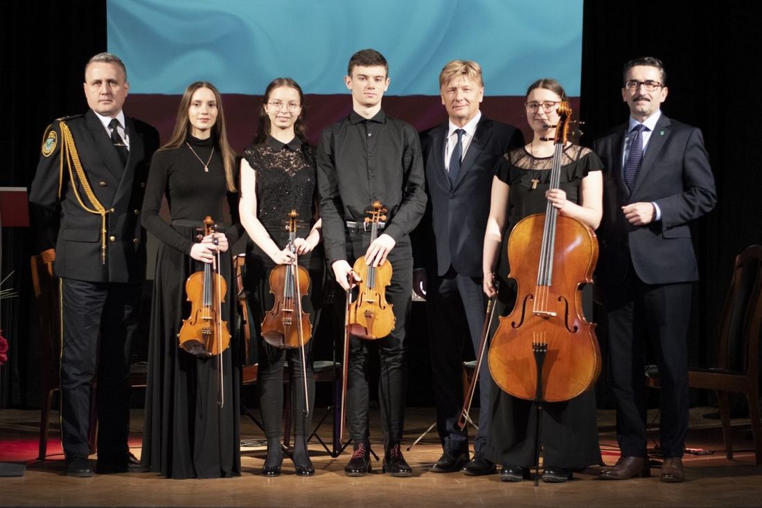 Część artystyczna - na scenie kwartet smyczkowy wraz z zastępcą prezydenta Robertem Cichowiczem oraz komendantem Straży Miejskiej Grzegorzem Osóbką.