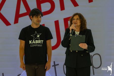 Jolanta Belko stoi obok mężczyzny i przemawia podczas konkursu