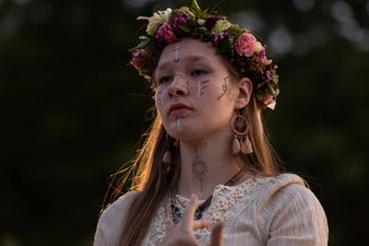 Kobieta w stroju słowiańskim