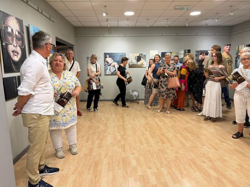 Ujęcie z boku ludzie wchodzą do galerii