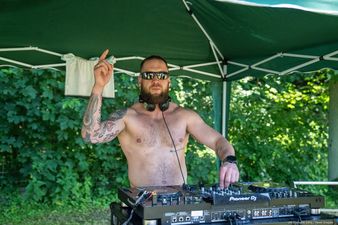 DJ za konsolą 