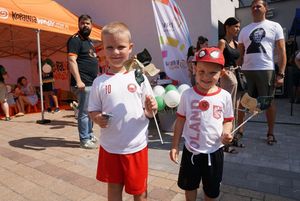 Dzieci z miejskimi wiatraczkami podczas pikniku