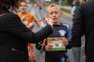 Zdjęcie przedstawia młodych zawodników na mecie.