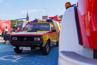 Starego typu samochód strażacki marki FSO