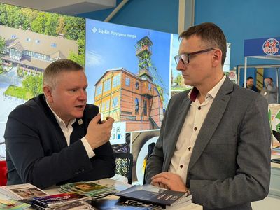 Rozmawiający Prezydent Miasta Michał Urgoł wraz z Bogdanem Kasperkiem.