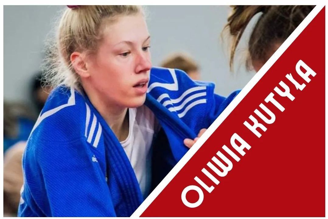 Oliwia Kutyła w granatowych stroju podczas walki