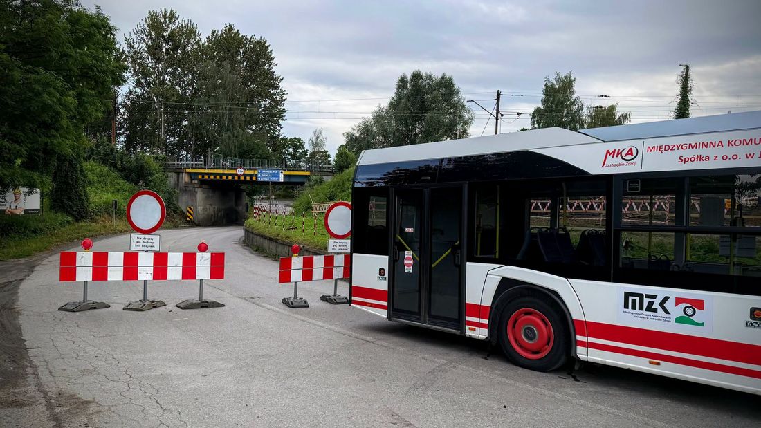 zamknieta droga w Zebrzydowicach i autobus MZK