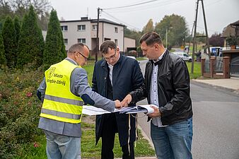 Prezydent Michał Urgoł z kierownikiem robót i wykonawcą