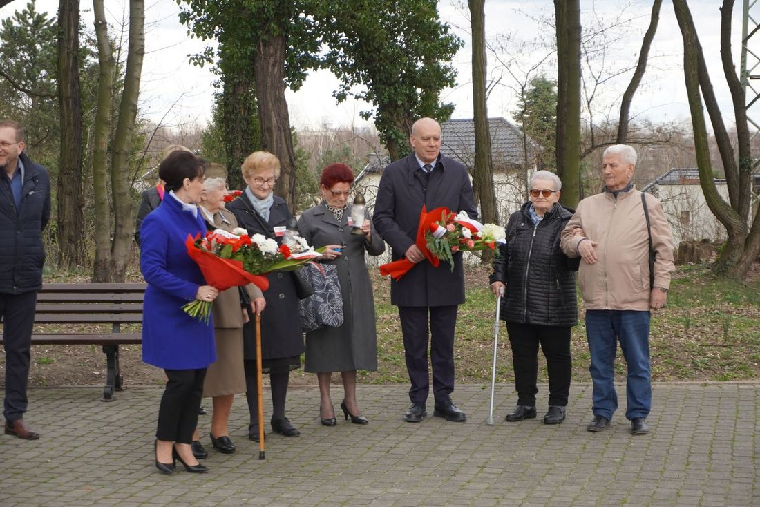 Zdjęcie przedstawia złożenie kawiatów pod pomnikiem.